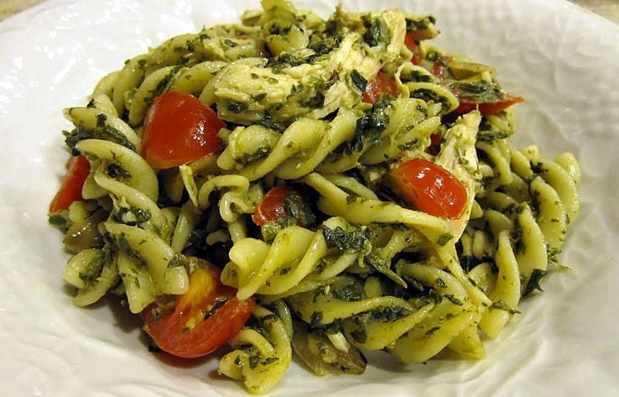 Healthy chicken pesto pasta